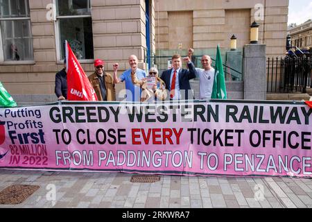 London, Großbritannien. 26. August 2023. Eddie Dempsey, Senior Assistant General Secretary, an der Picketlinie vor der Paddington Station. 14 Zugbegleiter streiken heute landesweit. Quelle: Mark Thomas/Alamy Live News Stockfoto