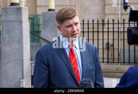 London, Großbritannien. 26. August 2023. Eddie Dempsey, Senior Assistant General Secretary, an der Picketlinie vor der Paddington Station. 14 Zugbegleiter streiken heute landesweit. Quelle: Mark Thomas/Alamy Live News Stockfoto