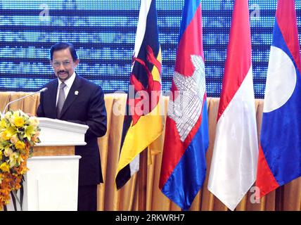 Bildnummer: 58723131  Datum: 20.11.2012  Copyright: imago/Xinhua (121120) -- PHNOM PENH, Nov. 20, 2012 (Xinhua) -- Brunei Sultan Hassanal Bolkiah addresses the close ceremony of the 21st Association of Southeast Asian Nations (ASEAN) Summit in Phnom Penh, Cambodia, Nov. 20, 2012. (Xinhua/Ma Ping) (lyx) CAMBODIA-PHNOM PENH-ASEAN-CLOSE PUBLICATIONxNOTxINxCHN Politik people xas x0x 2012 quer premiumd      58723131 Date 20 11 2012 Copyright Imago XINHUA  Phnom Penh Nov 20 2012 XINHUA Brunei Darussalam Sultan Hassanal Bolkiah addresses The Close Ceremony of The 21st Association of South East Asian Stock Photo