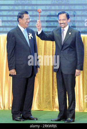 Bildnummer: 58723132  Datum: 20.11.2012  Copyright: imago/Xinhua (121120) -- PHNOM PENH, Nov. 20, 2012 (Xinhua) -- Brunei Sultan Hassanal Bolkiah (R) shows the symbol of the chair country which Cambodian Prime Minister Hun Sen (L) just passed to him at the close ceremony of the 21st Association of Southeast Asian Nations (ASEAN) Summit in Phnom Penh, Cambodia, Nov. 20, 2012. (Xinhua/ Ma Ping) (lyx) CAMBODIA-PHNOM PENH-ASEAN-CLOSE PUBLICATIONxNOTxINxCHN Politik people xas x0x 2012 hoch premiumd      58723132 Date 20 11 2012 Copyright Imago XINHUA  Phnom Penh Nov 20 2012 XINHUA Brunei Darussalam Stock Photo