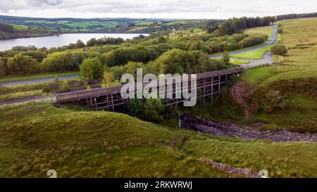 Das stillgelegte Pont Gihlrych Viaduct liegt an der A4067 gegenüber dem Cray Reservoir in den Brecon Beacons, South Wales UK Stockfoto