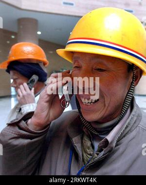 Bildnummer: 58726024  Datum: 26.01.2006  Copyright: imago/Xinhua (121121) -- ZHENGZHOU, Nov. 21, 2012 (Xinhua) -- File photo taken on Jan. 26, 2006 shows that a construction worker makes a phone call to his family in Zhengdong District of Zhengzhou, capital of central China s Henan Province. Telephone used to be a luxurious tool for communication in China. According to the statistics in 1980, for every 100 people, there was 0.43 telephone. The Chinese economic reform in the late 1970s witnessed a surge in the development of the telecommunication industry. The appearance of public telephones, I Stock Photo