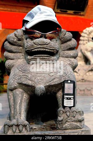 Bildnummer: 58726017  Datum: 28.02.2009  Copyright: imago/Xinhua (121121) -- ZHENGZHOU, Nov. 21, 2012 (Xinhua) -- File photo taken on Feb. 28, 2009 shows the necessary items for tourism presented by a tourist: mobile phone, sun glasses and a hat in front of the White Horse Temple in Luoyang, central China s Henan Province. Telephone used to be a luxurious tool for communication in China. According to the statistics in 1980, for every 100 people, there was 0.43 telephone. The Chinese economic reform in the late 1970s witnessed a surge in the development of the telecommunication industry. The ap Stockfoto
