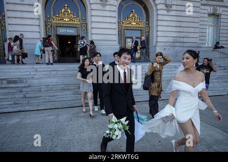 Die Leute gehen aus dem San Francisco City Hall, nachdem sie geheiratet haben. Stockfoto