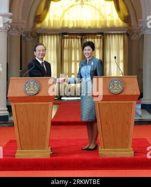 Bildnummer: 58726763 Datum: 21.11.2012 Copyright: imago/Xinhua (121121) -- BANGKOK, 21. November 2012 (Xinhua) -- der chinesische Premierminister Wen Jiabao (L) und der thailändische Premierminister Yingluck Shinawatra nehmen am 21. November 2012 an einer gemeinsamen Pressekonferenz in Bangkok, Thailand, Teil. (Xinhua/Zhang Duo) THAILAND-CHINA-WEN JIABAO-YINGLUCK-PRESSEKONFERENZ PUBLICATIONxNOTxINxCHN People Politik x0x xst 2012 Quadrat 58726763 Datum 21 11 2012 Copyright Imago XINHUA Bangkok 21. November 2012 XINHUA der chinesische Ministerpräsident Wen Jiabao l und die thailändischen Premierminister Yingluck Shinawatra nehmen an einer gemeinsamen Pressekonferenz im thailändischen Bangkok-Land Nov Teil Stockfoto