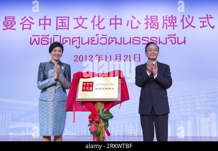 Bildnummer: 58726758  Datum: 21.11.2012  Copyright: imago/Xinhua (121121) -- BANGKOK, Nov. 21, 2012 (Xinhua) -- Chinese Premier Wen Jiabao (R) and Thai Prime Minister Yingluck Shinawatra attend the unveiling ceremony of the Chinese Culture Center in Bangkok, Thailand, Nov. 21, 2012. (Xinhua/Wang Ye) (hdt) THAILAND-CHINA-WEN JIABAO-YINGLUCK-UNVEILING CEREMONY PUBLICATIONxNOTxINxCHN People Politik x0x xst 2012 quer      58726758 Date 21 11 2012 Copyright Imago XINHUA  Bangkok Nov 21 2012 XINHUA Chinese Premier Wen Jiabao r and Thai Prime Ministers Yingluck Shinawatra attend The unveiling Ceremon Stock Photo