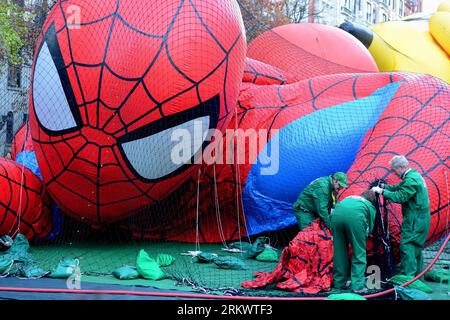 Bildnummer: 58727557  Datum: 21.11.2012  Copyright: imago/Xinhua (121122) -- NEW YORK, Nov. 21, 2012 (Xinhua) -- Workers inflate a Spider-Man balloon for the upcoming Macy s Thanksgiving Day Parade in New York, the United States, on Nov. 22, 2012. The parade will be held on Nov. 22 this year. (Xinhua/Wang Lei) (nxl) US-NEW YORK-THANKSGIVING DAY PARADE-BALLOONS PUBLICATIONxNOTxINxCHN Gesellschaft Erntedank USA x2x xac 2012 quer o0 Spiderman     58727557 Date 21 11 2012 Copyright Imago XINHUA  New York Nov 21 2012 XINHUA Workers  a Spider Man Balloon for The upcoming Macy S Thanksgiving Day Para Stock Photo