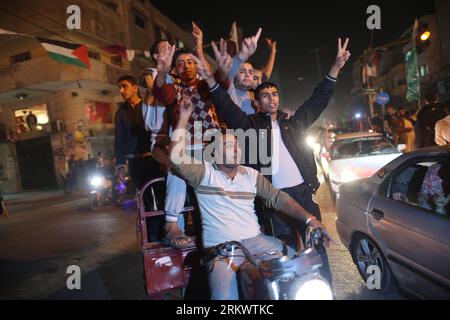 Bildnummer: 58728768  Datum: 21.11.2012  Copyright: imago/Xinhua (121122) -- GAZA, Nov. 22, 2012 (Xinhua) -- Palestinians celebrate the ceasefire between Israelis and Palestinians in Gaza city on Nov. 21, 2012. (Xinhua/Wissam Nassar) (lyx) MIDEAST-GAZA-CEASEFIRE-CELEBRATION PUBLICATIONxNOTxINxCHN Gesellschaft Nahost Nahostkonflikt Gazastreifen Waffenruhe Jubel Jubelfeier Feier premiumd x1x xac 2012 quer     58728768 Date 21 11 2012 Copyright Imago XINHUA  Gaza Nov 22 2012 XINHUA PALESTINIANS Celebrate The Ceasefire between Israelis and PALESTINIANS in Gaza City ON Nov 21 2012 XINHUA Wissam Nas Stock Photo