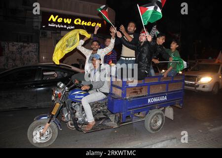 Bildnummer: 58728767  Datum: 22.11.2012  Copyright: imago/Xinhua (121122) -- GAZA, Nov. 22, 2012 (Xinhua) -- Palestinians celebrate the ceasefire between Israelis and Palestinians in Gaza city on Nov. 22, 2012. (Xinhua/Mamoun Wazwaz) (lyx) MIDEAST-GAZA-CEASEFIRE-CELEBRATION PUBLICATIONxNOTxINxCHN Gesellschaft Nahost Nahostkonflikt Gazastreifen Waffenruhe Jubel Jubelfeier Feier premiumd x1x xac 2012 quer     58728767 Date 22 11 2012 Copyright Imago XINHUA  Gaza Nov 22 2012 XINHUA PALESTINIANS Celebrate The Ceasefire between Israelis and PALESTINIANS in Gaza City ON Nov 22 2012 XINHUA Mamoun Waz Stock Photo