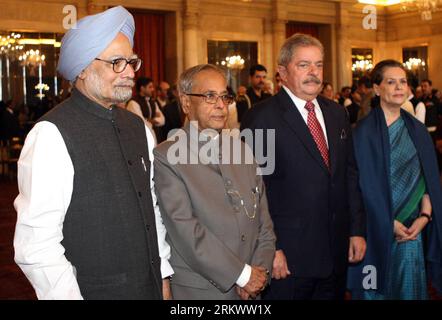 Bildnummer: 58733453 Datum: 22.11.2012 Copyright: imago/Xinhua (121122) -- NEW DELHI, 22. November 2012 (Xinhua) -- indischer Premierminister Manmohan Singh (1. L), indischer Präsident Pranab Mukherjee (2. L), ehemaliger brasilianischer Präsident Luiz Inacio Lula da Silva (3. L) die Präsidentin der indischen Kongresspartei Sonia Gandhi nimmt an der Verleihung des Indira-Gandhi-Preises für Frieden, Abrüstung und Entwicklung am 22. November 2012 im indischen Präsidentenpalast in Neu-Delhi, Indien, Teil. Der ehemalige brasilianische Präsident Luiz Inacio Lula da Silva wurde am Donnerstag ausgezeichnet. (XINHUA) INDIEN-NEU-DELHI-INDIRA GA Stockfoto