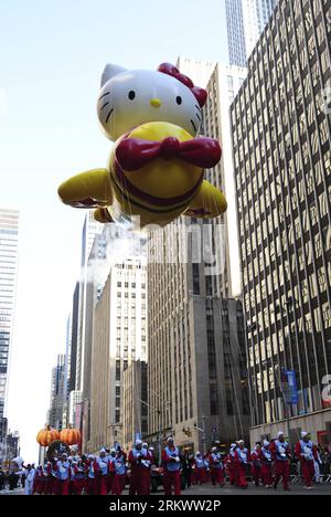 Bildnummer: 58740964 Datum: 22.11.2012 Copyright: imago/Xinhua (121122) -- NEW YORK, 22. November 2012 (Xinhua) -- die neue Version des Ballons Hello Kitty schwimmt auf der 86. Macy s Thanksgiving Day Parade in New York, USA, 22. November 2012. Mehr als drei Millionen versammeln sich am Donnerstag entlang der Straße, um an der jährlichen Macy s Parade teilzunehmen, die 1924 begann. (Xinhua/Deng Jian) US-NEW YORK-THANKSGIVING-TAGESPARADE PUBLICATIONxNOTxINxCHN Gesellschaft Erntedank Ballon xjh x0x Premiere 2012 hoch 58740964 Datum 22 11 2012 Copyright Imago XINHUA New York 22. November 2012 XINHUA die neue Version o Stockfoto