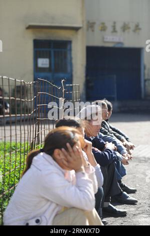 Bildnummer: 58778499  Datum: 25.11.2012  Copyright: imago/Xinhua (121125) -- PANXIAN, Nov. 25, 2012 (Xinhua) -- Relatives of trapped miners wait at the entrance of the Xiangshui Coal Mine in Panxian County of Liupanshui City, southwest China s Guizhou Province, Nov. 25, 2012. Nineteen miners were confirmed dead, and four others remain trapped after a coal-gas outburst hit the Xiangshui Coal Mine at 10:55 a.m. on Saturday.(Xinhua/Tao Liang) (zkr) CHINA-GUIZHOU-COAL MINE-GAS OUTBURST(CN) PUBLICATIONxNOTxINxCHN Gesellschaft Mine Bergbau Grubenunglück Bergung Kumpel premiumd x0x xds 2012 hoch Stockfoto