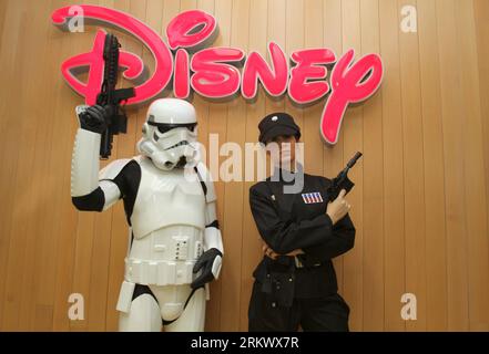 Bildnummer: 58778539 Datum: 24.11.2012 Copyright: imago/Xinhua MALAGA, 24. November 2012 - Schauspieler, die als Figuren aus der Filmsaga Star Wars verkleidet sind, posieren in einem Einkaufszentrum im Rahmen des Fantasy Film Festivals, das am 24. November 2012 von der Universität Malaga in Malaga, Spanien, organisiert wird. (Xinhua/AGENCIA PUNTOPRESS) (ce) SPANIEN-MALAGA-STAR WARS PUBLICATIONxNOTxINxCHN Kultur Entertainment People Film Filmfestival Science Ficton Fantasy x2x xds 2012 quer Aufmacher Premiere o0 Imperial Storm Trooper Troopers Disney 58778539 Datum 24 11 2012 Copyright Imago XINHUA Malaga 24. November 2012 Schauspieler gekleidet u Stockfoto