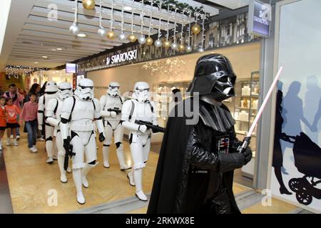 Bildnummer: 58778540  Datum: 24.11.2012  Copyright: imago/Xinhua MALAGA, Nov. 24, 2012 - Actors dressed up as characters from the film saga Star Wars walk through a mall in the framework of the Fantasy Film Festival organized by the University of Malaga, in Malaga, Spain, on Nov. 24, 2012. (Xinhua/AGENCIA PUNTOPRESS) (ce) SPAIN-MALAGA-STAR WARS PUBLICATIONxNOTxINxCHN Kultur Entertainment People Film Filmfestival Science Ficton Fantasy x2x xds 2012 quer kurios Komik o0 Imperial Storm Trooper Troopers     58778540 Date 24 11 2012 Copyright Imago XINHUA Malaga Nov 24 2012 Actors Dressed up As cha Stock Photo