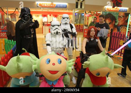 Bildnummer: 58778538 Datum: 24.11.2012 Copyright: imago/Xinhua MALAGA, 24. November 2012 - Schauspieler, die sich als Figuren aus der Filmsaga Star Wars verkleidet haben, laufen im Rahmen des Fantasy Film Festivals, das am 24. November 2012 von der Universität Malaga in Malaga, Spanien, organisiert wurde, durch eine Mall. (Xinhua/AGENCIA PUNTOPRESS) (ce) SPANIEN-MALAGA-STAR WARS PUBLICATIONxNOTxINxCHN Kultur Entertainment People Film Filmfestival Science Ficton Fantasy x2x xds 2012 quer o0 Imperial Storm Trooper Troopers 58778538 Datum 24 11 2012 Copyright Imago XINHUA Malaga 24. November 2012 Schauspieler verkleidet als Charaktere aus Stockfoto