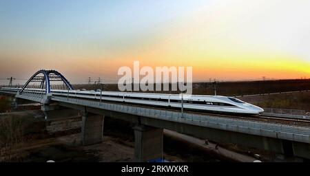 Bildnummer: 58785602 Datum: 25.11.2012 Copyright: imago/Xinhua (121125) -- ZHENGZHOU, 25. November 2012 (Xinhua) -- Ein Zug fährt durch die Yellow River Rail-Road Bridge in Zhengzhou City, Hauptstadt der zentralchinesischen Provinz Henan, 25. November 2012. Die Hochgeschwindigkeitsstrecke von Peking in die südchinesische Stadt Guangzhou wird nächsten Monat eröffnet, wodurch die 2.200 km Fahrzeit nach Angaben des Eisenbahnministeriums um 14 Stunden verkürzt wird. Am Sonntagmorgen begann eine Probefahrt entlang des Abschnitts Peking-Zhengzhou, dem letzten Teil der Strecke. (Xinhua/Qing Zhu) (lx) CHINA-ZHENGZHOU-HOCHGESCHWINDIGKEITSZUG RO Stockfoto