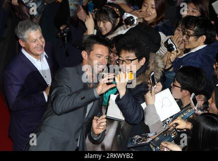 Bildnummer: 58804252  Datum: 26.11.2012  Copyright: imago/Xinhua (121126) -- SEOUL, Nov. 26, 2012 (Xinhua) -- Actor Hugh Jackman (C) and producer Cameron Mackintosh (L) take photos with their fans on the red carpet during a press conference to promote new film Les Miserables in Seoul, South Korea, on Nov. 26, 2012. The film will be released in December in South Korea. (Xinhua/Park Jin-hee) SOUTH KOREA-SEOUL-US FILM-LES MISERABLES PUBLICATIONxNOTxINxCHN Entertainment people Film xas x0x 2012 quer premiumd      58804252 Date 26 11 2012 Copyright Imago XINHUA  Seoul Nov 26 2012 XINHUA Actor Hugh Stock Photo