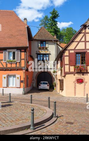 Ribeauville, Frankreich - 5. Juli 2023: Ribeauville ist eine französische Touristenstadt an der elsässischen Weinstraße im Département Haut-Rhin im Grand Est regio Stockfoto