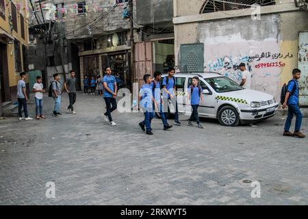 Gaza-Stadt, Palästina. 26. August 2023. Palästinensische Kinder in Schuluniformen begeben sich zum ersten Tag des neuen Schuljahres im Lager Jabalia im nördlichen Gazastreifen. Quelle: SOPA Images Limited/Alamy Live News Stockfoto