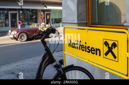 Villach, Österreich – 12. Juli 2023 die Raiffeisenbank bezieht sich auf Genossenschaftsbanken in Europa, die in den frühen Kreditgenossenschaften von Friedrich Wilhelm Ra verwurzelt sind Stockfoto