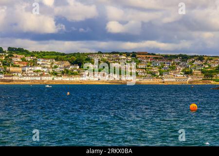 Attraktive und farbenfrohe Cottages säumen die Uferpromenade am St. Mawes Hafen auf der Roseland Halbinsel, Cornwall, England, Großbritannien Stockfoto