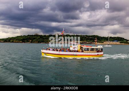 Die touristische Flussfähre „May Queen“ fährt den Fluss FAL unter dem dunklen Himmel von Falmouth in Richtung St. Mawes, Cornwall, England, Großbritannien Stockfoto