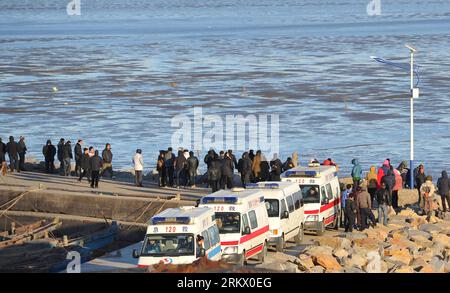 Bildnummer: 58842716  Datum: 28.11.2012  Copyright: imago/Xinhua (121128) -- DALIAN, Nov. 28, 2012 (Xinhua) -- Rescuers are seen at the port after a fishing boat capsized and sank off the coast of Dalian in northeast China s Liaoning Province, Nov. 28, 2012. One person was rescued and 16 others went missing after their fishing boat, with 17 on board, sank near a fishing port in Dalian in the early morning on Wednesday. (Xinhua) (ry) CHINA-DALIAN-FISHING BOAT-ACCIDENT (CN) PUBLICATIONxNOTxINxCHN Gesellschaft Unglück Unfall Bootsunglück Schiffsunglück Fischerboot premiumd x0x xmb 2012 quer Stock Photo