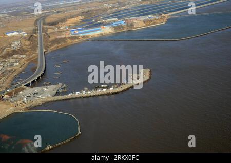 Bildnummer: 58842717  Datum: 28.11.2012  Copyright: imago/Xinhua (121128) -- DALIAN, Nov. 28, 2012 (Xinhua) -- Photo taken on Nov. 28, 2012 gives an aerial view of the port near which a fishing boat capsized and sank in Dalian, northeast China s Liaoning Province, Nov. 28, 2012. Twelve have been confirmed dead and four were still missing after a fishing boat, with 17 crew members on board, sank near a fishing port in Dalian on the early morning of Wednesday. The only person who was saved was in normal condition and under observation at a local hospital. (Xinhua) (lmm) CHINA-DALIAN-FISHING BOAT Stock Photo