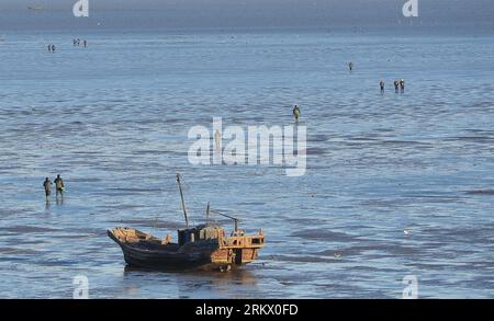 Bildnummer: 58842715  Datum: 28.11.2012  Copyright: imago/Xinhua (121128) -- DALIAN, Nov. 28, 2012 (Xinhua) -- Photo taken on Nov. 28, 2012 shows the accident site after a fishing boat capsized and sank off the coast of Dalian in northeast China s Liaoning Province. One person was rescued and 16 others went missing after their fishing boat, with 17 on board, sank near a fishing port in Dalian in the early morning on Wednesday. (Xinhua) (ry) CHINA-DALIAN-FISHING BOAT-ACCIDENT (CN) PUBLICATIONxNOTxINxCHN Gesellschaft Unglück Unfall Bootsunglück Schiffsunglück Fischerboot premiumd x0x xmb 2012 qu Stock Photo