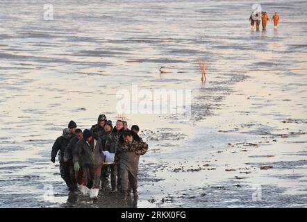 Bildnummer: 58842720 Datum: 28.11.2012 Copyright: imago/Xinhua (121128) -- DALIAN, November 28, 2012 (Xinhua) -- Rettungskräfte tragen einen Leichnam eines Opfers im Hafen, in dessen Nähe ein Fischerboot gekentert und in Dalian, Provinz Liaoning im Nordosten Chinas, November 28, 2012 versank. Zwölf wurden als tot bestätigt und vier wurden noch vermisst, nachdem am frühen Mittwochmorgen ein Fischerboot mit 17 Besatzungsmitgliedern an Bord in der Nähe eines Fischerhafens in Dalian versank. Die einzige Person, die gerettet wurde, war in normalem Zustand und unter Beobachtung in einem lokalen Krankenhaus. (XINHUA) (LMM) CHINA-DALIAN-FISHING BOAT ACCIDENT (CN) PUBL Stockfoto