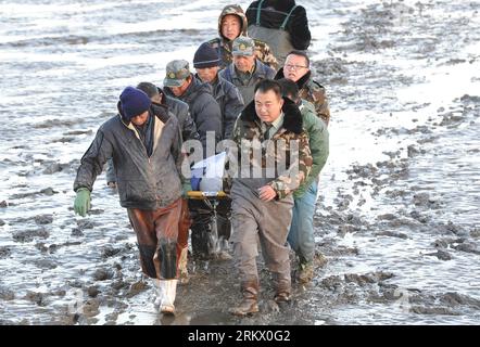 Bildnummer: 58842721  Datum: 28.11.2012  Copyright: imago/Xinhua (121128) -- DALIAN, Nov. 28, 2012 (Xinhua) -- Rescuers carry a victim s body at the port near which a fishing boat capsized and sank in Dalian, northeast China s Liaoning Province, Nov. 28, 2012. Twelve have been confirmed dead and four were still missing after a fishing boat, with 17 crew members on board, sank near a fishing port in Dalian on the early morning of Wednesday. The only person who was saved was in normal condition and under observation at a local hospital. (Xinhua) (lmm) CHINA-DALIAN-FISHING BOAT-ACCIDENT (CN) PUBL Stock Photo