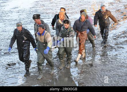 Bildnummer: 58842722 Datum: 28.11.2012 Copyright: imago/Xinhua (121128) -- DALIAN, November 28, 2012 (Xinhua) -- Rettungskräfte tragen einen Leichnam eines Opfers im Hafen, in dessen Nähe ein Fischerboot gekentert und in Dalian, Provinz Liaoning im Nordosten Chinas, November 28, 2012 versank. Zwölf wurden als tot bestätigt und vier wurden noch vermisst, nachdem am frühen Mittwochmorgen ein Fischerboot mit 17 Besatzungsmitgliedern an Bord in der Nähe eines Fischerhafens in Dalian versank. Die einzige Person, die gerettet wurde, war in normalem Zustand und unter Beobachtung in einem lokalen Krankenhaus. (XINHUA) (LMM) CHINA-DALIAN-FISHING BOAT ACCIDENT (CN) PUBL Stockfoto