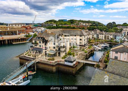 Challenger Quay Apartments und Port Pendennis Marina in Falmouth, Cornwall, England, Großbritannien Stockfoto