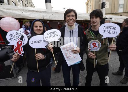 Bildnummer: 58859606  Datum: 01.12.2012  Copyright: imago/Xinhua (121201) -- BRUSSELS, Dec. 1, 2012 (Xinhua) -- Belgian Prime Minister Elio Di Rupo (C) holds AIDS-prevention posters with young volunteers during a rally to mark the 25th World AIDS Day in Brussels, capital of Belgium on Dec. 1, 2012. (Xinhua/Wu Wei) BELGIUM-HEALTH-AIDS-DAY PUBLICATIONxNOTxINxCHN Politik people Gedenken HIV Aids Weltaidstag xas x0x 2012 quer premiumd      58859606 Date 01 12 2012 Copyright Imago XINHUA  Brussels DEC 1 2012 XINHUA Belgian Prime Ministers Elio Tue Rupo C holds AIDS Prevention Posters With Young Vol Stock Photo