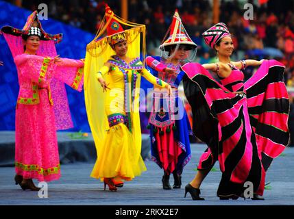 Bildnummer: 58859595  Datum: 01.12.2012  Copyright: imago/Xinhua (121201) -- RONGSHUI, Dec. 1, 2012 (Xinhua) -- Women of the Yao ethnic group present traditional Yao costumes at a local event in Rongshui Miao Autonomous County, south China s Guangxi Zhuang Autonomous Region, Dec. 1, 2012. (Xinhua/Zhang Ailin) (zn) CHINA-GUANGXI-RONGSHUI-YAO ETHNIC COSTUME (CN) PUBLICATIONxNOTxINxCHN Kultur xas x0x 2012 quer      58859595 Date 01 12 2012 Copyright Imago XINHUA  Rongshui DEC 1 2012 XINHUA Women of The Yao Ethnic Group Present Traditional Yao Costumes AT a Local Event in Rongshui Miao Autonomous Stockfoto