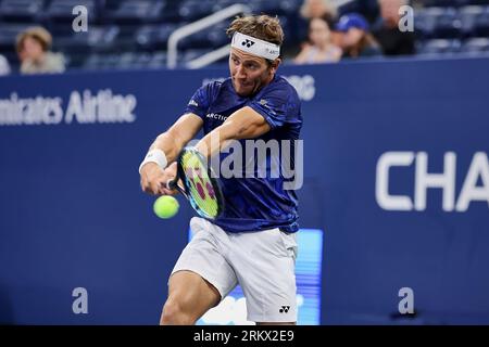 New York, New York, USA. 25. August 2023. Casper Ruud (NOR) in Aktion während der US Open - Tennis Championships 2023 (Bild: © Mathias Schulz/ZUMA Press Wire) NUR REDAKTIONELLE VERWENDUNG! Nicht für kommerzielle ZWECKE! Quelle: ZUMA Press, Inc./Alamy Live News Stockfoto