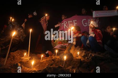 Bildnummer: 58862142  Datum: 01.12.2012  Copyright: imago/Xinhua (121202)-- GAZA, Dec. 2, 2012 (Xinhua) -- Palestinians children and international activists light candles around the destroying house of Al-Dalou family in Gaza City on Dec. 1, 2012. An Israeli bomb fell upon Al-Dalou family s two-storey house in Gaza City s residential al-Nasser neighborhood on Nov.18, killing 11, including four children and a woman as old as 81. It was one of the deadliest events in the latest conflict between Israel and Gaza militants. (Xinhua/Yasser Qudih)(zyw) MIDEAST-GAZA-CANDELS-AL-DALOU FAMILY-COMMEMORATI Stockfoto