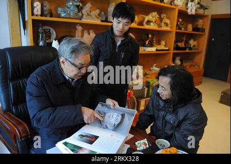 Bildnummer: 58862176  Datum: 01.12.2012  Copyright: imago/Xinhua (121202) -- JINGDEZHEN, Dec. 1, 2012 (Xinhua) -- Renowned sculptor Zhou Guozhen (L) tells his art experiences during an interview in his workshop in Jingdezhen, east China s Jiangxi Province, Dec. 1, 2012. Mr. Zhou was born in 1931 in the countryside of Anren County, central China s Hunan Province. After he graduated from the sculpture department of the China Central Academy of Fine Arts in 1954, Mr. Zhou relinquished the opportunity to work as a faculty member in Beijing and left for Jingdezhen, dubbed China s porcelain capital Stock Photo