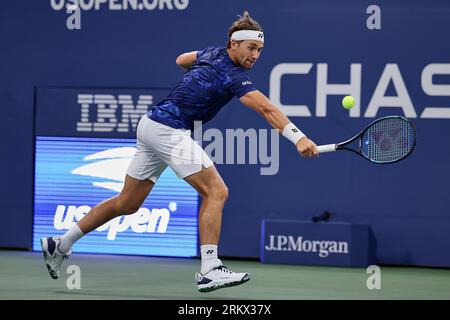 New York, New York, USA. 25. August 2023. Casper Ruud (NOR) in Aktion während der US Open - Tennis Championships 2023 (Bild: © Mathias Schulz/ZUMA Press Wire) NUR REDAKTIONELLE VERWENDUNG! Nicht für kommerzielle ZWECKE! Quelle: ZUMA Press, Inc./Alamy Live News Stockfoto