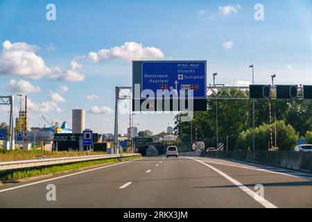 Verkehr rund um den Coentunnel, ein Tunnel in der Autobahn A10 unter dem Nordseekanal im Westen Amsterdams. Stockfoto