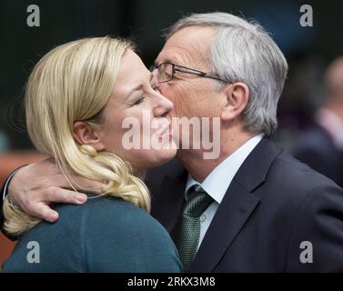 (121203) -- BRUSSELS, Dec.3, 2012(Xinhua) -- Eurogroup President Jean-Claude Juncker (R) kisses Finnish Finance Minister Jutta Urpilainen during a Eurogroup finance ministers meeting at EU s headquarters on December 3, 2012, in Brussels, capital of Belgium.(Xinhua/Thierry Monasse)(yt) BELGIUM-EUROGROUP-MINISTERS-MEETING PUBLICATIONxNOTxINxCHN Stock Photo