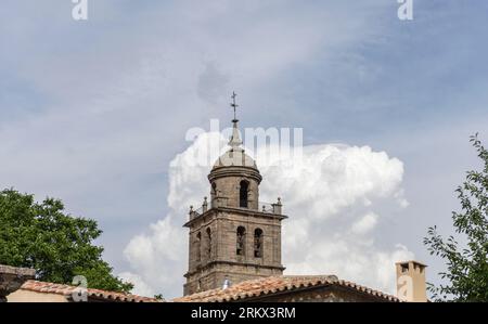 Spitze der Stiftskirche von Nuestra Senora de la Asuncion mit einem imposanten Cumulonimbus, der den Sturm verfolgt. Medinaceli. Spanien Stockfoto