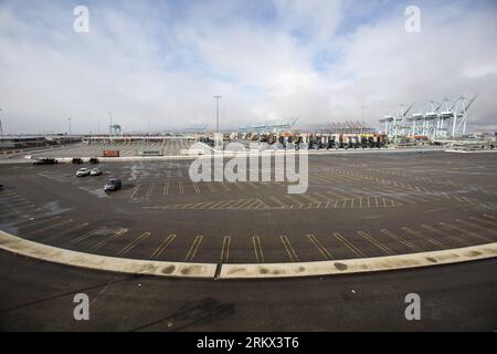 Bildnummer: 58871815  Datum: 03.12.2012  Copyright: imago/Xinhua (121204) -- LOS ANGELES, Dec. 3, 2012 (Xinhua) -- A terminal stands idle after workers worked off the jobs at the Port of Los Angeles, California, the United States, on Dec. 3, 2012. The strike was launched last Tuesday by the 800-member International Longshore and Warehouse Union Local 63 Office Clerical Unit, which had been working without a contract since June 30, 2010. With some 10,000 ILWU members honoring the strikers picket lines, the action has shut down 10 of the 14 cargo container terminals at the complex. (Xinhua/Zhao Stock Photo