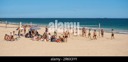 Nicht identifizierte Personen spielen Beachvolleyball am City Beach in Perth, Western Australia. Stockfoto