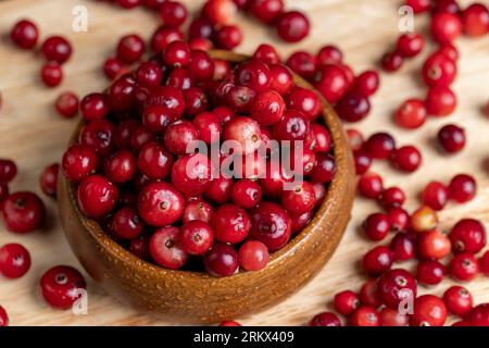 Rote wilde Cranberrys bedeckt mit Wassertropfen, frische reife Cranberrys mit Tropfen reinen Wassers Stockfoto