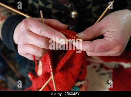 Bildnummer: 58883547  Datum: 05.12.2012  Copyright: imago/Xinhua Qu Jinshou knits a sweater at home in Xujing Town, east China s Shanghai Municipality, Dec. 5, 2012. The 83-year-old Qu has been making hand-woven sweaters for children in impoverished regions using her own savings for 16 years. Having sent over 400 sweaters to children in needy areas, Qu became the kindly Sweater Granny in children s hearts. (Xinhua/Pei Xin) (zz) CHINA-SHANGHAI-SWEATER GRANNY(CN) PUBLICATIONxNOTxINxCHN Gesellschaft Handarbeit Stricken x0x xdd 2012 quer     58883547 Date 05 12 2012 Copyright Imago XINHUA Qu  knit Stock Photo