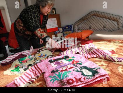 Bildnummer: 58883546 Datum: 05.12.2012 Copyright: imago/Xinhua Qu Jinshou packt die fertigen Pullover von ihr zu Hause in der Stadt Xujing in der ostchinesischen Stadt Shanghai, 5. Dezember 2012. Die 83-jährige Qu stellt seit 16 Jahren handgewebte Pullover für Kinder in verarmten Regionen her und nutzt dabei ihre eigenen Ersparnisse. Nachdem er über 400 Pullover an Kinder in bedürftigen Gebieten geschickt hatte, wurde Qu zur freundlichen Sweater Oma in Kinderherzen. (Xinhua/Pei Xin) (zz) CHINA-SHANGHAI-PULLOVER OMA(CN) PUBLICATIONxNOTxINxCHN Gesellschaft Handarbeit stricken x0x xdd 2012 quer 58883546 Datum 05 12 2012 Copyright Im Stockfoto