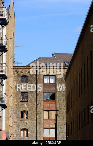 Reed’s Wharf, die auf der Thame endet. Die Lagergebäude wurden nun in gehobene Unternehmen und Wohnungen umgewandelt. Reeds Wharf, Mill St Stockfoto