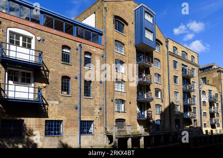 Blick nach Norden entlang des St. Saviour's Dock in Richtung Themse. Das St. Saviour's Dock ist ein Hafendock, das sich an der Stelle befindet, an der der Fluss sich verschließt Stockfoto