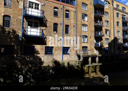 Blick nach Norden entlang des St. Saviour's Dock in Richtung Themse. Das St. Saviour's Dock ist ein Hafendock, das sich an der Stelle befindet, an der der Fluss sich verschließt Stockfoto